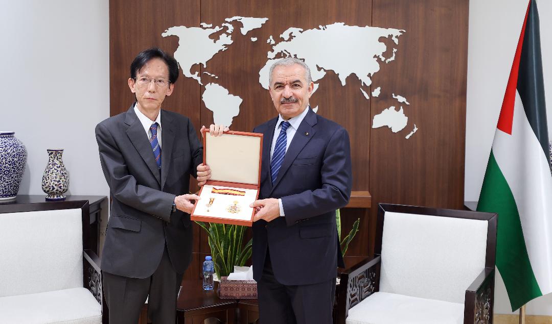 نيابة عن الرئيس.. اشتية يقلد ممثل اليابان لدى فلسطين "نجمة الصداقة" من وسام الرئيس محمود عباس